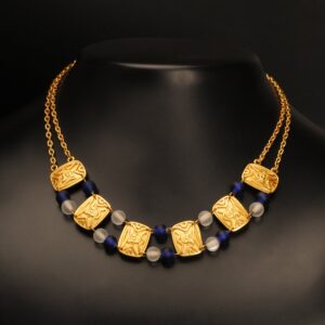 coliere-cu-cristale-albe-si-albastre-si-separatoare-cu-masti